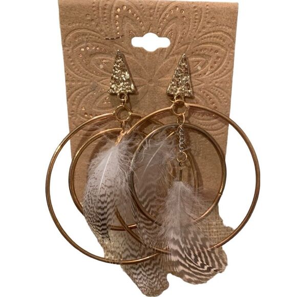 🌼🌼Gold tone hoops with feathers earrings.  NWOT🌼🌼 - Picture 1 of 2